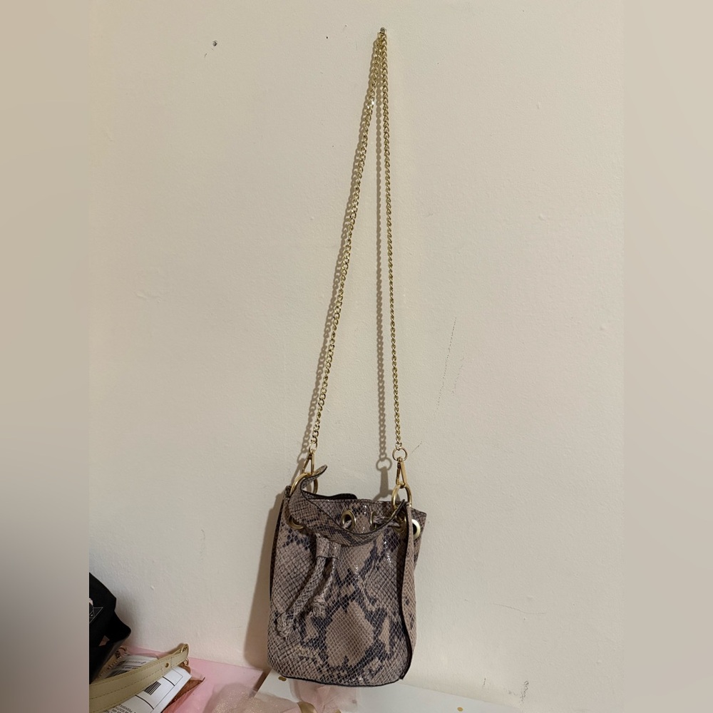 Elegant Snakeskin Mini Bucket Bag - Picture 3 of 4